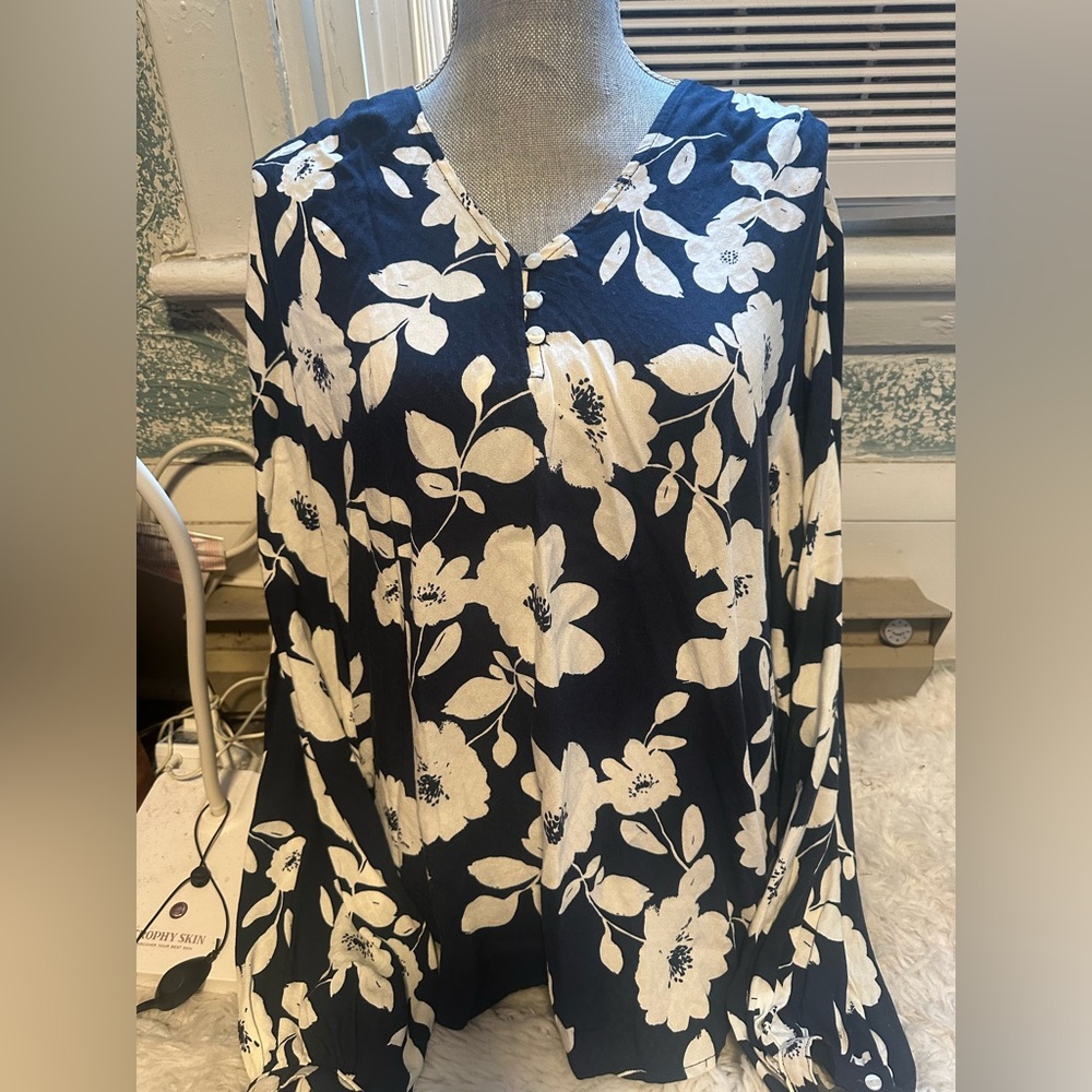 Liz Claiborne Navy and White Floral blouse